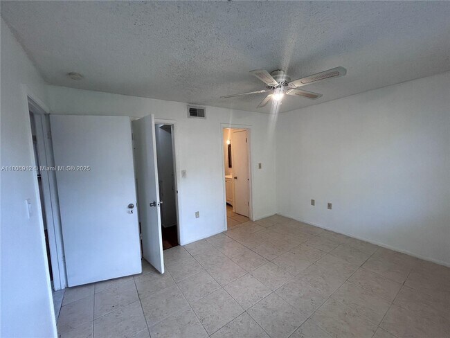 Foto del edificio - 10581 SW 155th Ct