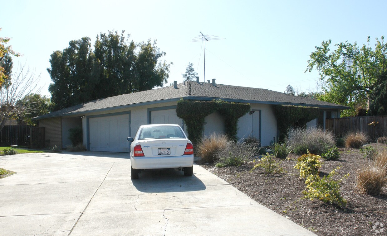 Primary Photo - 1314-1316 Oxbow Ct