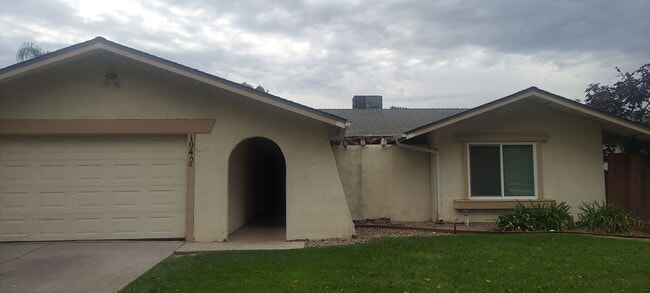 Building Photo - 1040 E Donna Dr