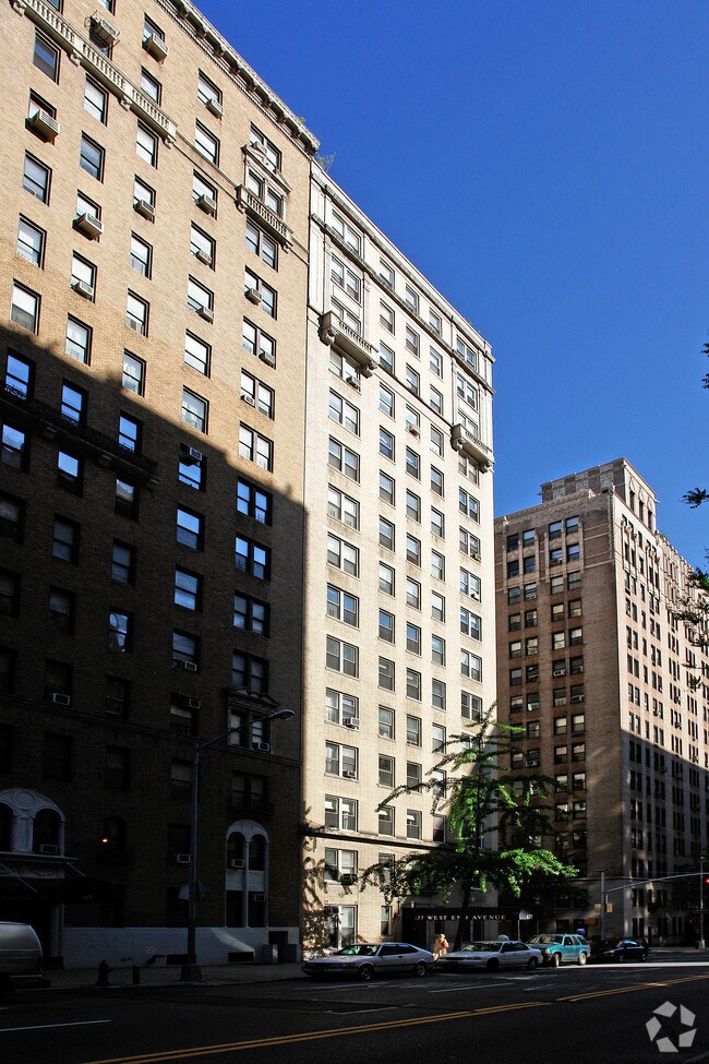Foto del edificio - 677 West End Ave