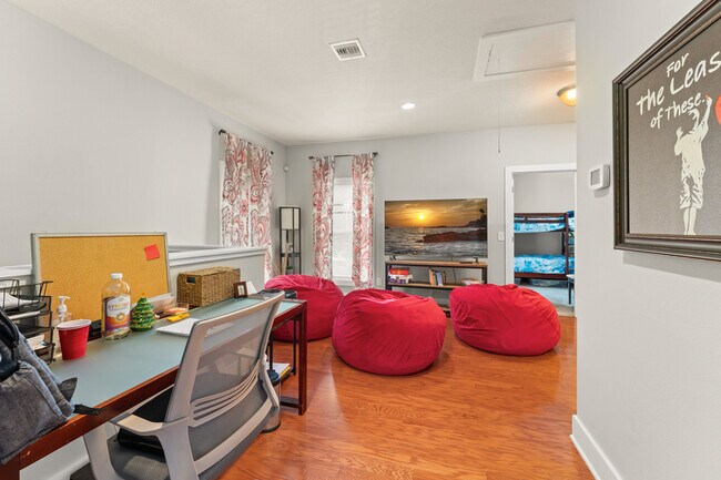 Foto del edificio - 2223 Amherst Ave