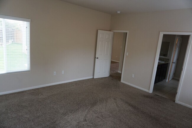Building Photo - Beautiful Home Located in the Southwest!