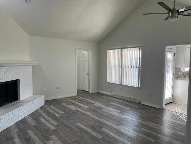 Foto del edificio - 2835 Keller Springs Rd