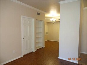 Building Photo - 2255 Braeswood Park Dr