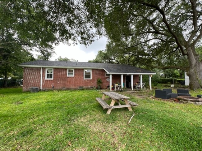Building Photo - 3 Bedroom 1 Bath House - James Island