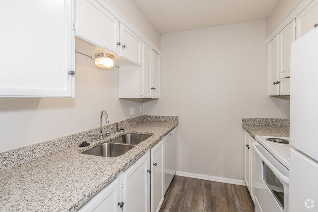 1BR, 1BA - 650SF - Kitchen - Sunwood Apartments