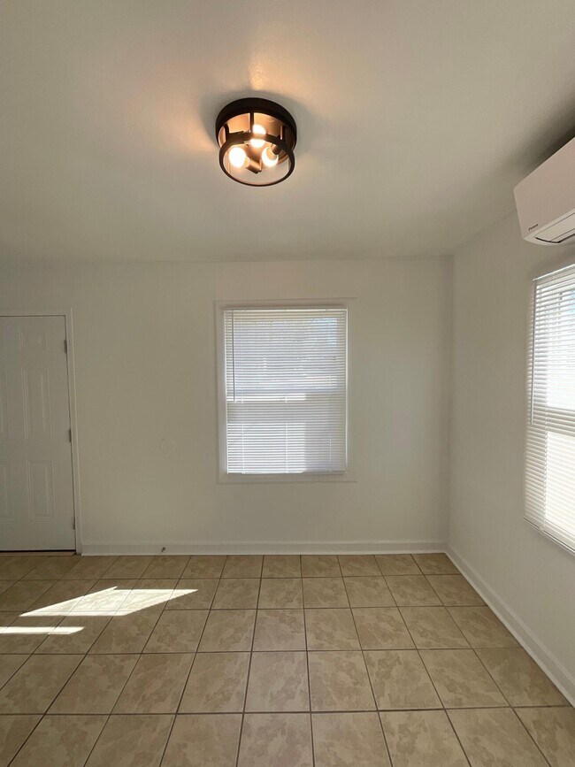 Building Photo - 3005 Abelia Dr