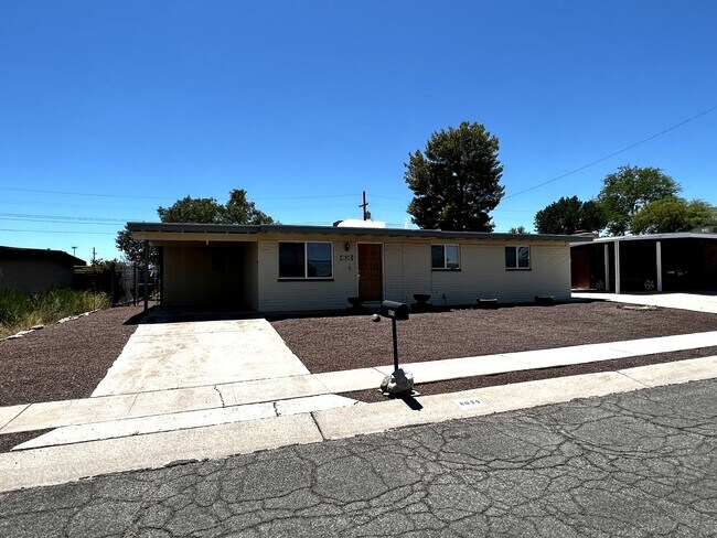 Building Photo - 8024 E Victoria Dr