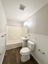 Building Photo - 117 Oak Dr