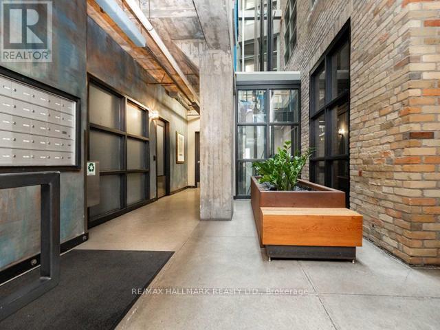 Building Photo - 383 Adelaide St E