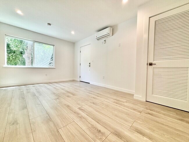 Foto del edificio - 564 N Kenmore Ave