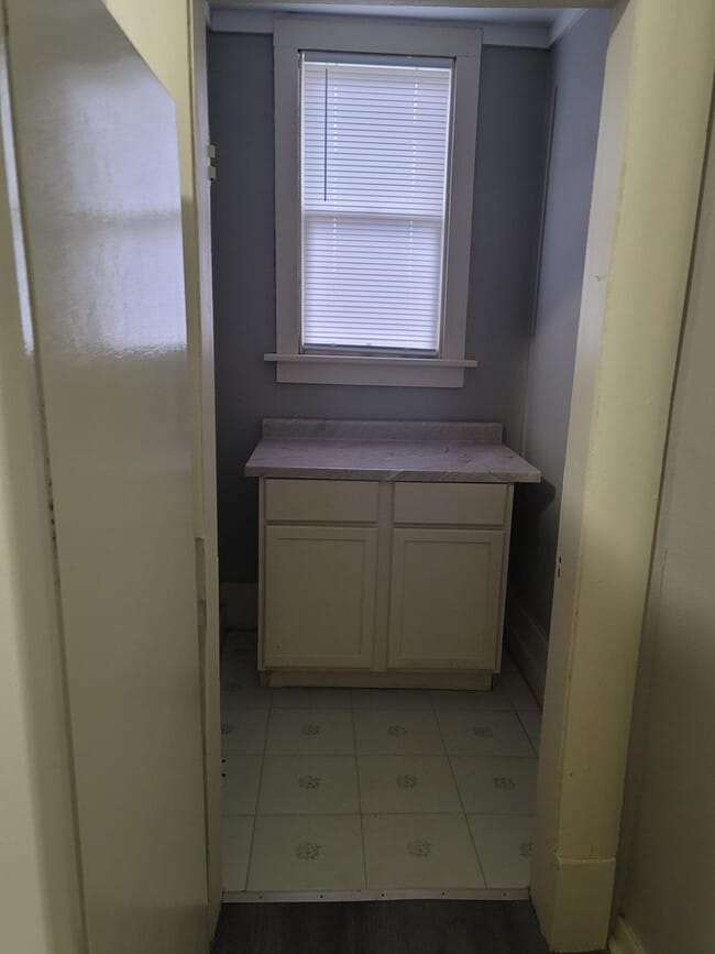 Building Photo - 2 Bedroom, 1 Bath House