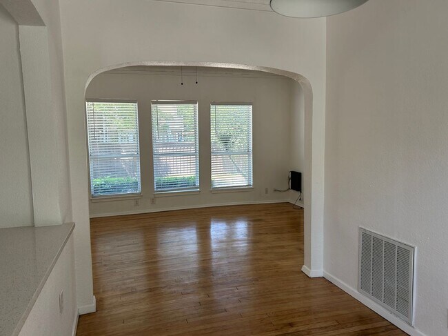 Foto del edificio - 5305 Reiger Ave