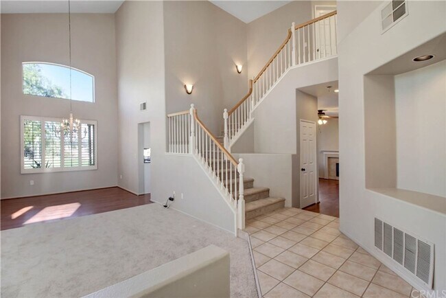 Building Photo - View Home 3 Bedrooms Plus