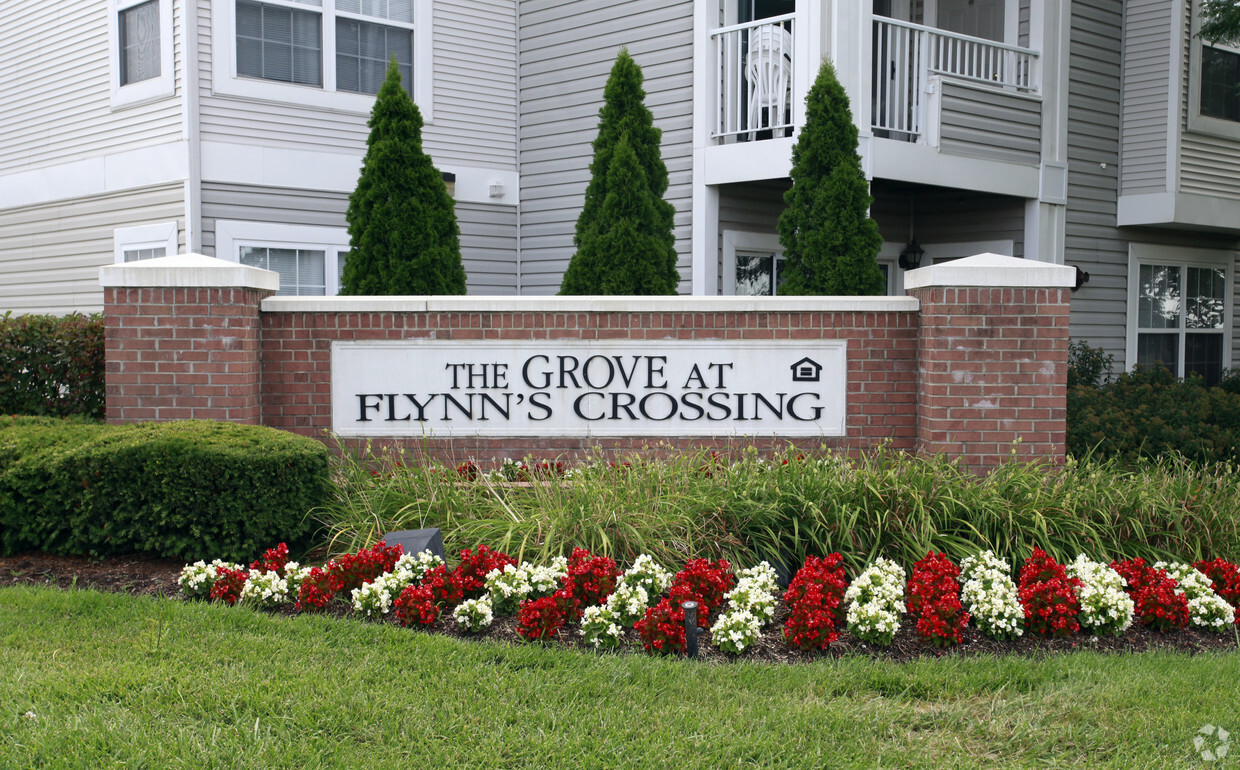 Entrada principal - Grove at Flynn's Crossing Apartments