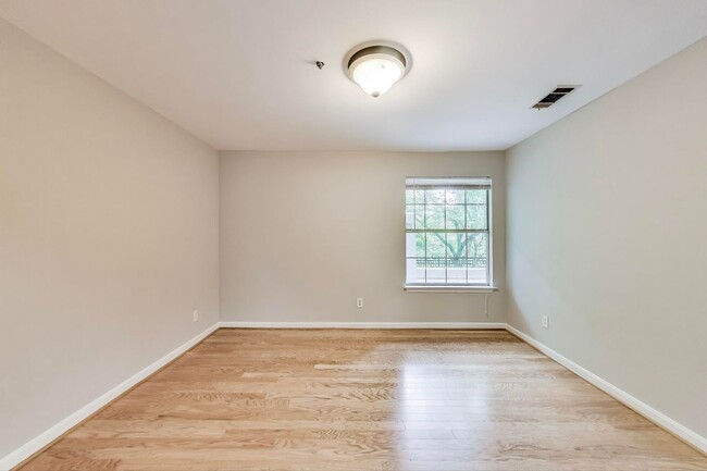 Foto del edificio - NEW KITCHEN, NEW HARDWOODS -- 1+1  in the ...