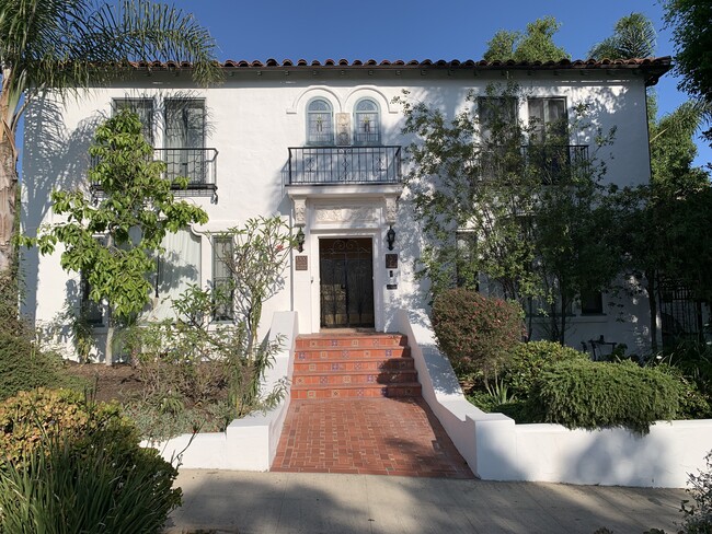 Building Photo - 1302 S Sycamore Ave