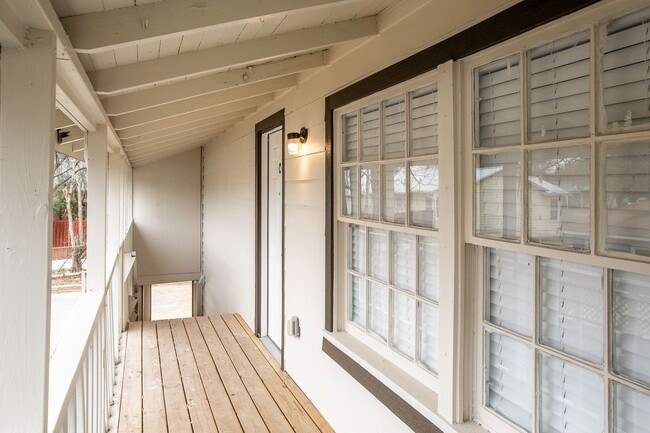 Building Photo - 407 Sarah St