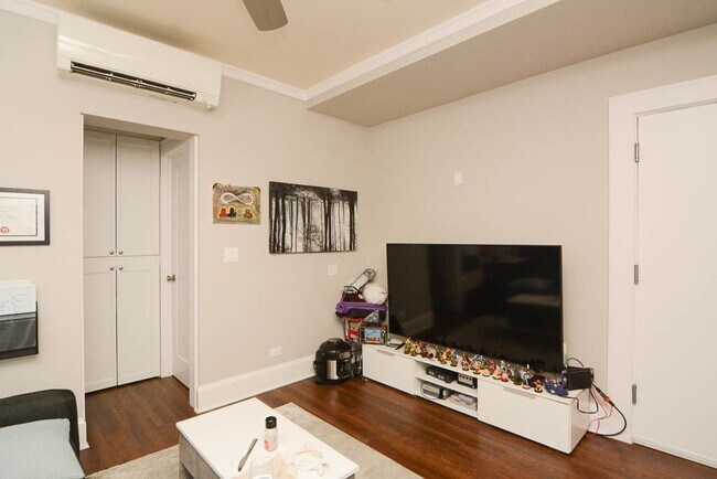 Foto del edificio - 817 W Lakeside Pl