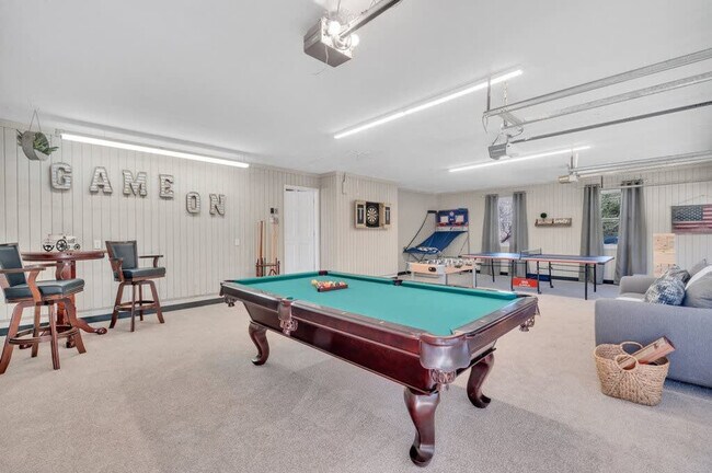 Building Photo - 10 High Meadows Dr