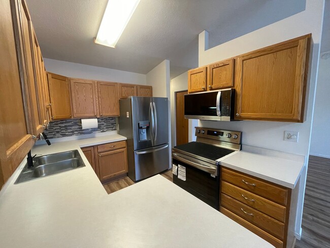 Building Photo - 3 Bed, 2 Bath Townhome with Fenced in Back...