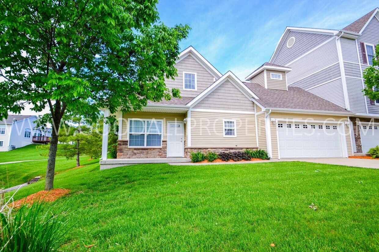 Primary Photo - **3 Bedroom, 2.5 Bath Townhome in Urbandale**