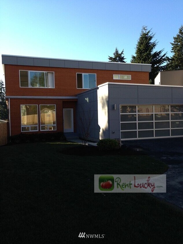 Foto principal - Spectacular 5-Bedroom Seattle Home in Pine...