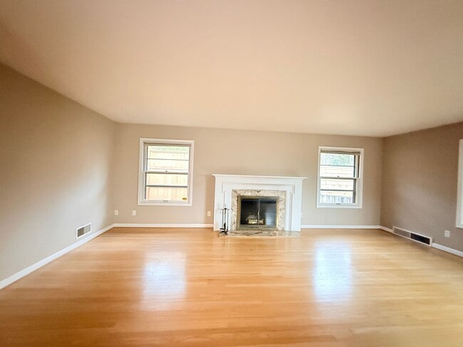 Foto del edificio - Beautiful 4 Bedroom Home with Fully Fenced Backyard!