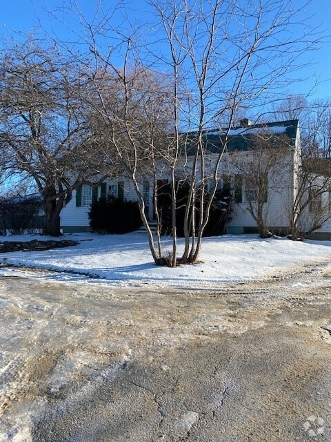 Building Photo - 261 Pond Rd