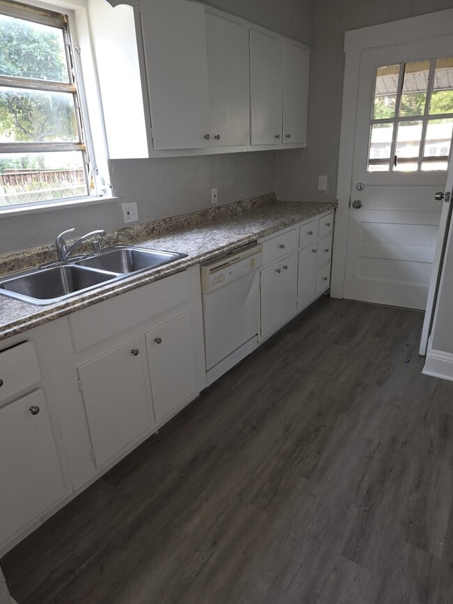 Building Photo - 1286 Beach Ave