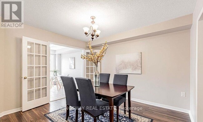 Photo du bâtiment - 215 Equator Crescent