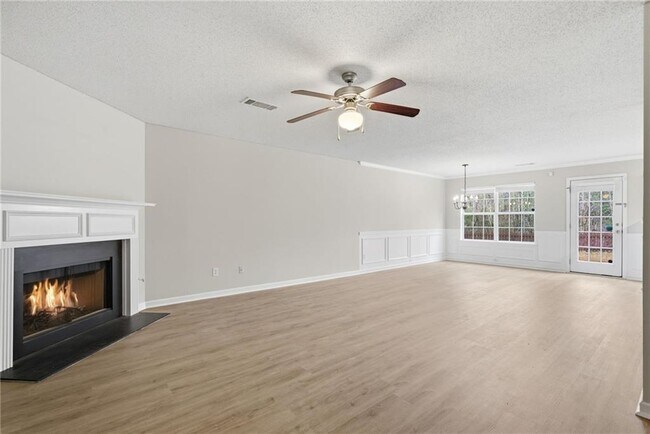 Foto del edificio - 139 Hidden Creek Dr