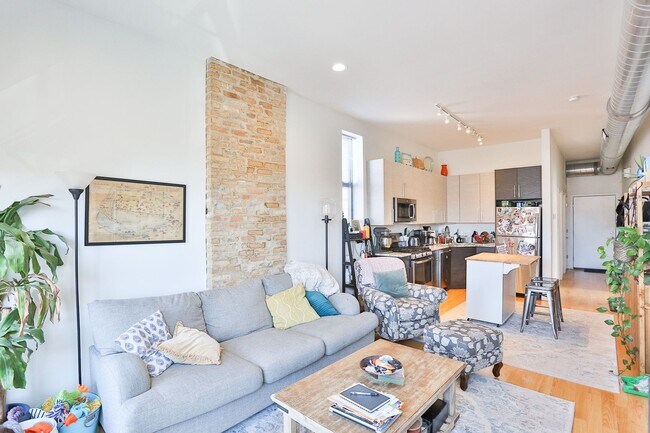 Foto del edificio - Video Tour- Great 3 Bedroom, 1 Bath Apartment. Located in Wicker Park/Bucktown near the Division ...