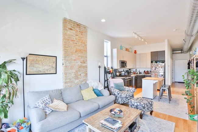 Building Photo - Video Tour- Great 3 Bedroom, 1 Bath Apartment. Located in Wicker Park/Bucktown near the Division ...