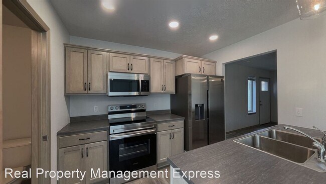 Building Photo - 3 br, 1.5 bath House - 2338 S Ronsiek Ave