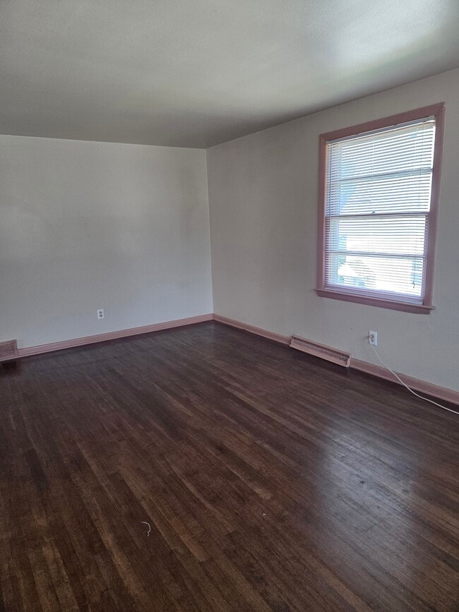 Building Photo - 453 S 72nd St