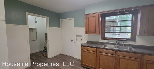 Foto del edificio - 3 br, 1 bath House - 2134 W College St