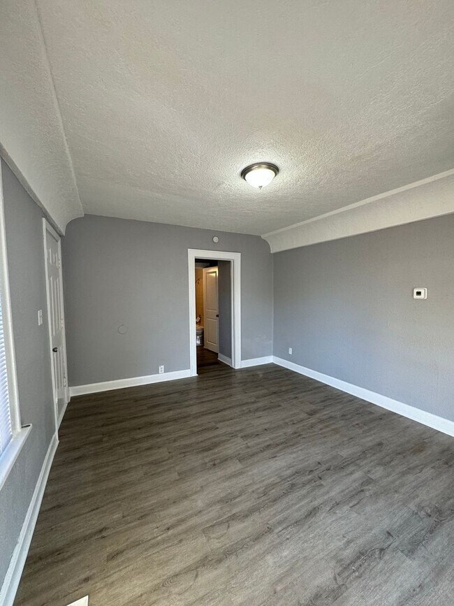 Foto del edificio - Cozy 2-Bedroom Duplex Minutes from Independence Square