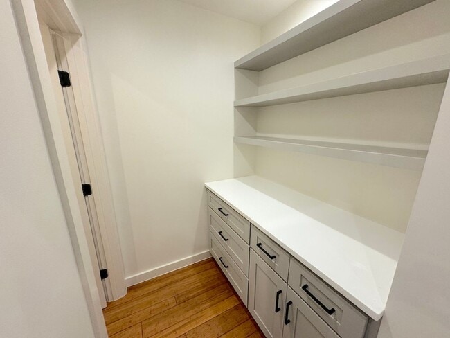 Building Photo - 3 BED | 2.5 BATH | MODERN | PRIVATE PARKING