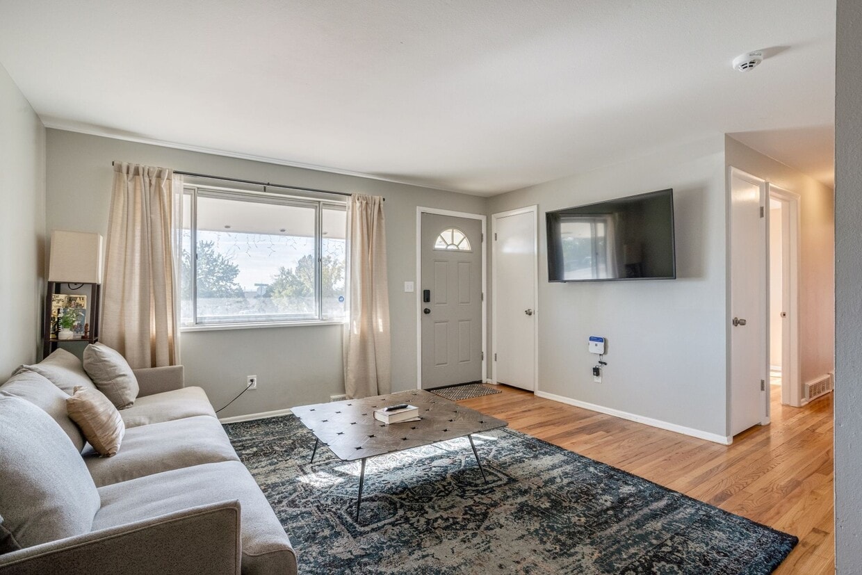 Room in a large shared home, great neighbo... - Room in a large shared home, great neighbo...