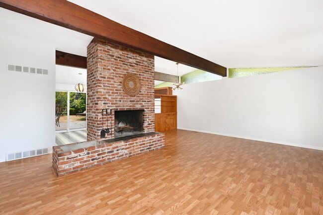 Building Photo - Secluded 3++ Bedroom/2 Baths Home in Desir...