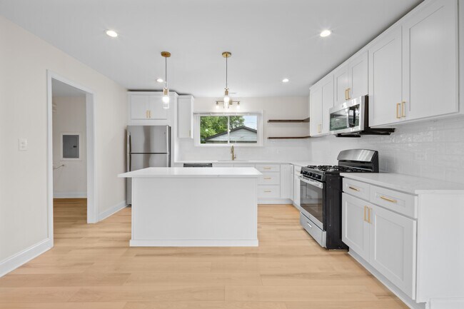 Building Photo - 617 Gordon Ter