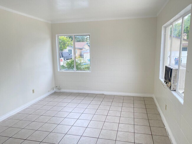 Building Photo - Centrally located 1 bed, 1 bath duplex!