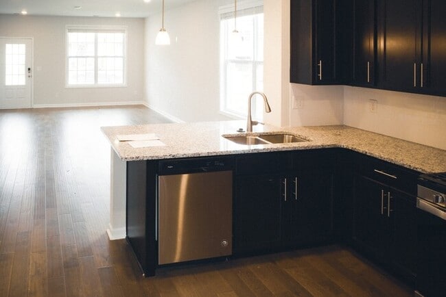 Foto del edificio - 4 Bed/ 3 Bath Townhome with Immediate Occupancy!