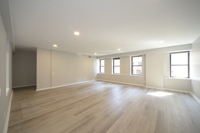 Building Photo - 40 E 9th St