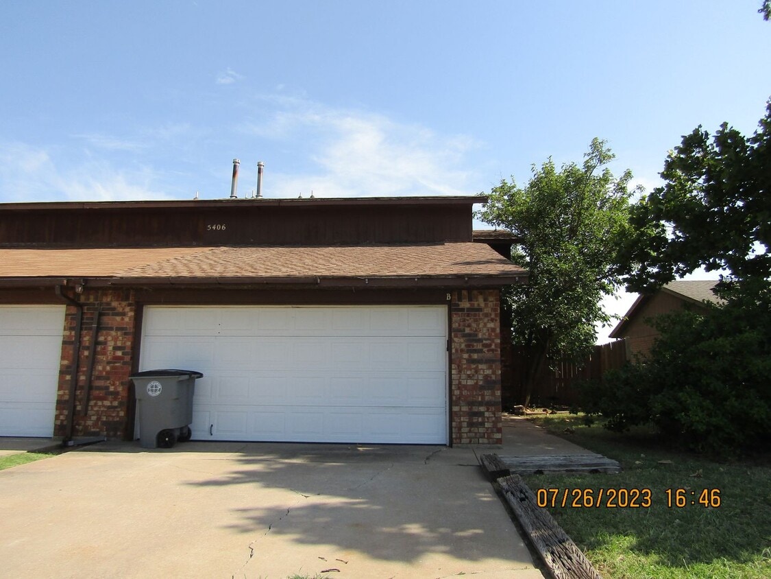 Primary Photo - Very nice townhome located in the Heritage...