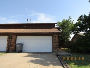 Building Photo - 5406 NW Sir Brian Ave