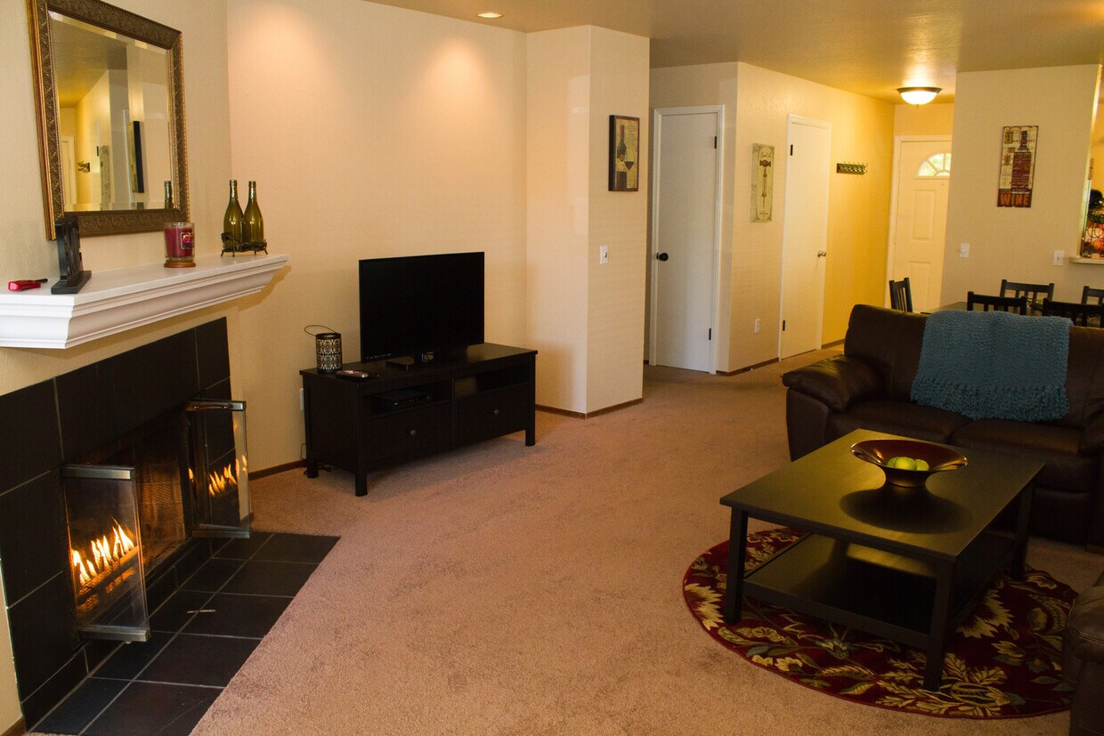 Foto del edificio - Downstairs Spacious 2 Bedroom 1 Bath Unit ...