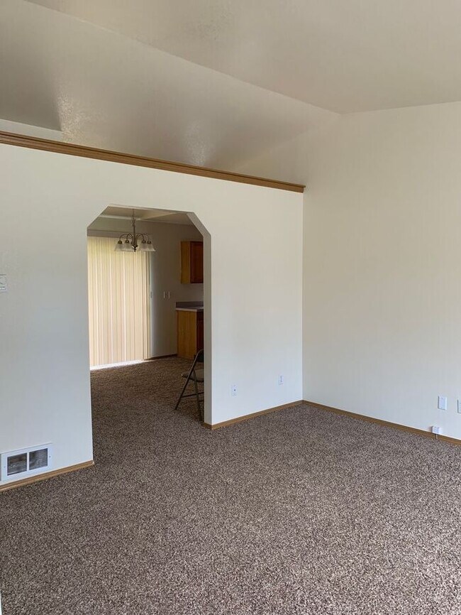 Building Photo - Beautiful 2 bed, 2 bath Duplex located in ...