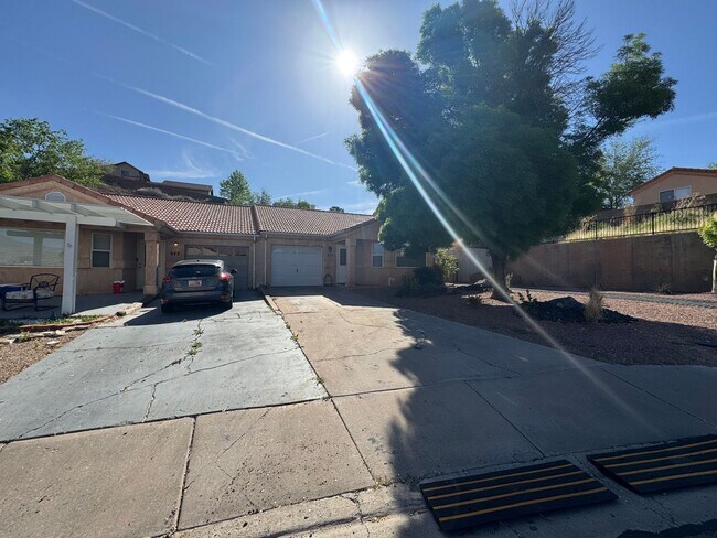 Building Photo - Fully Furnished Desert Dream Townhome! SHO...